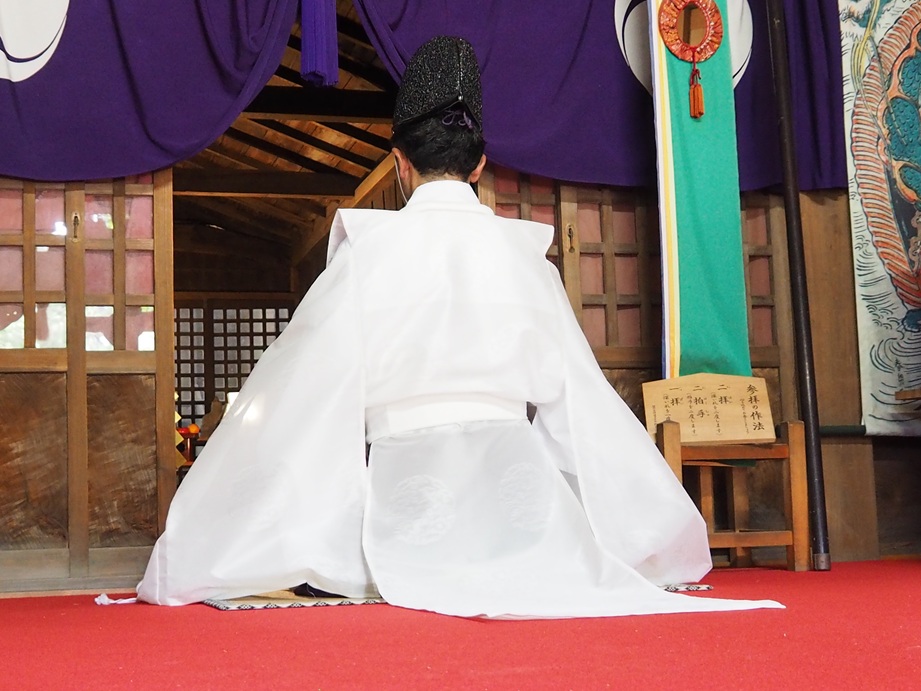 昇殿祈祷では靴下着用